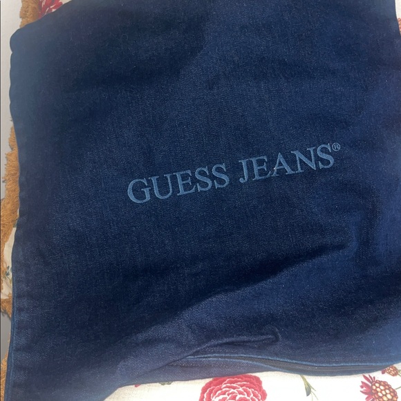 Guess - Picture 3 of 6